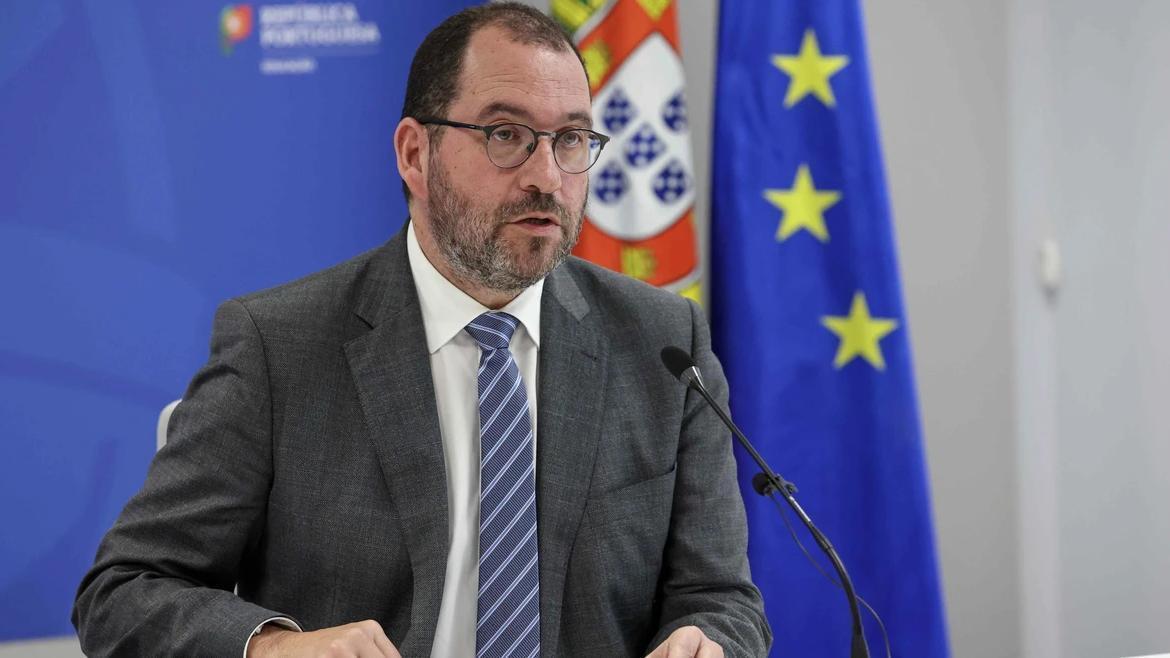 Governo aprova diploma que vincula docentes no estrangeiro