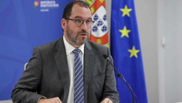 Ministro lamenta greves a abrir ano letivo e diz que alunos devem ser prioridade