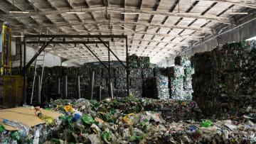 Ecoibéria é a única empresa em Portugal que transforma garrafas de plástico alimentar