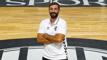 Técnico Eduardo Faustino segue no Vitória SC