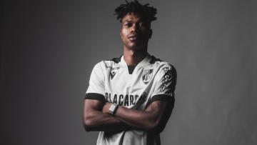 Vitória SC anuncia Ejike Opara até 2029