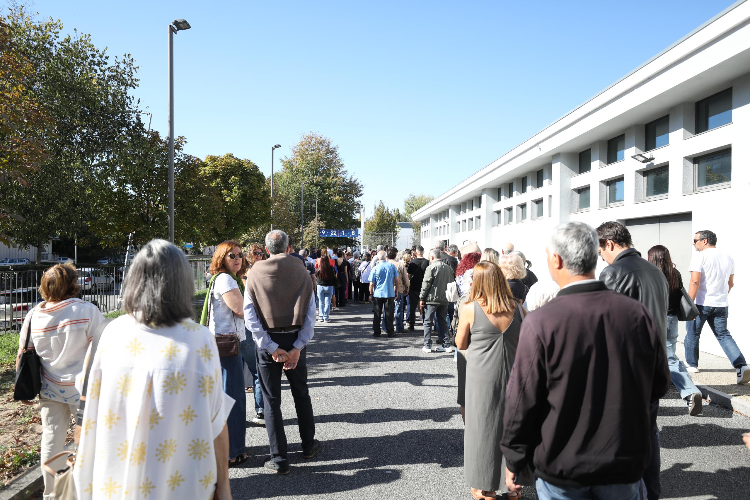Longas filas para votar fazem antever boa afluência às urnas em Braga