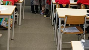 Há cada vez mais alunos nas escolas mas muitos não aprendem, diz relatório