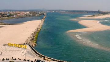 Sol traz tempo de praia, mas há vento para aturar