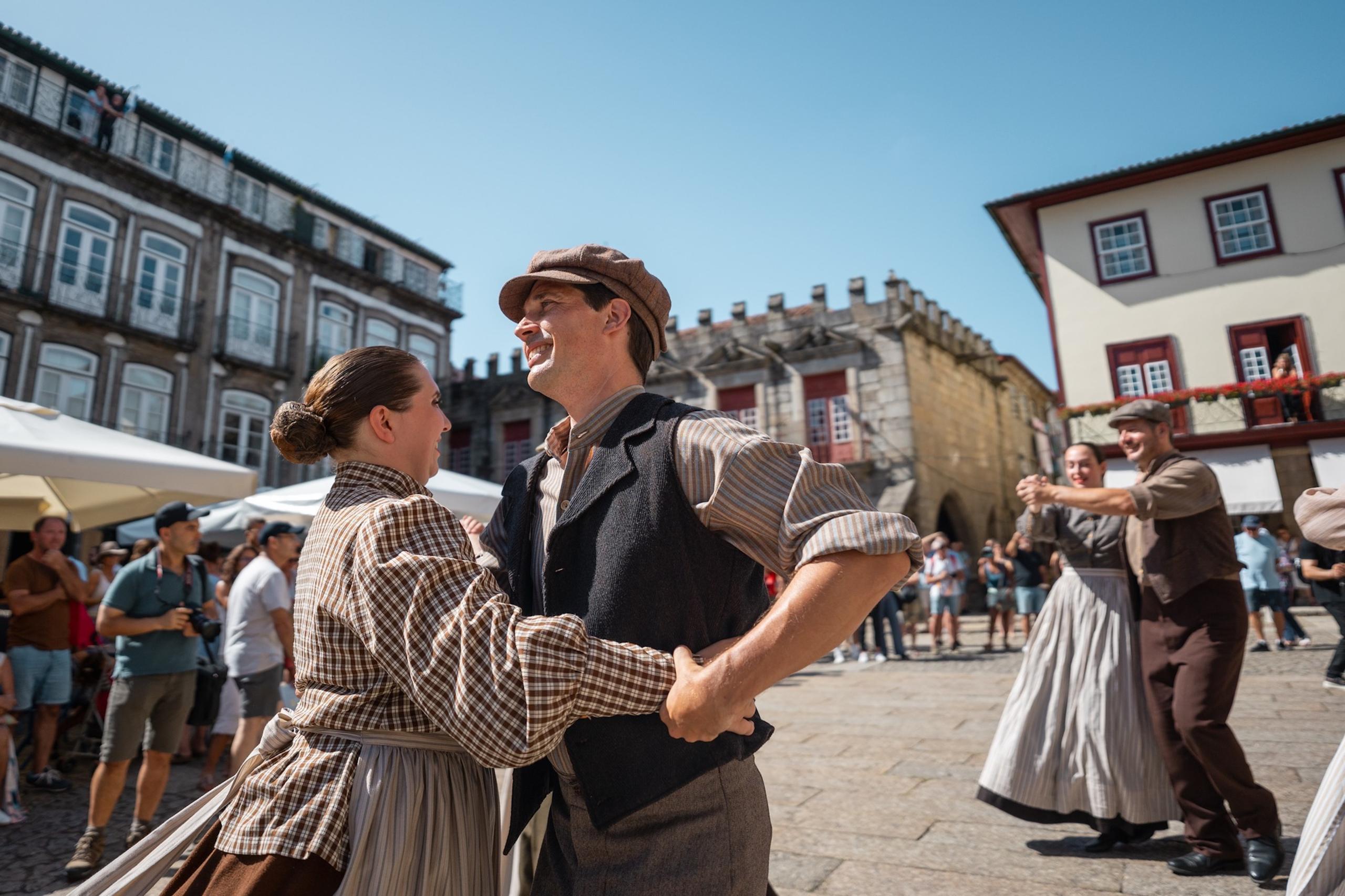 Guimarães mostra folclore do mundo nas ruas da cidade e frente ao castelo