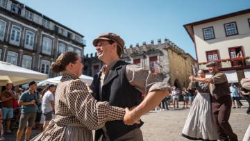 Guimarães mostra folclore do mundo nas ruas da cidade e frente ao castelo