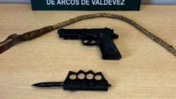 Detido em Arcos de Valdevez por falsificação de matrículas estava na posse de chicote e armas proibidas