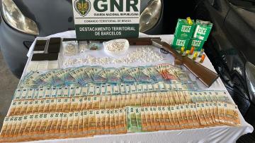 Três detidos por tráfico com 1 700 doses de cocaína