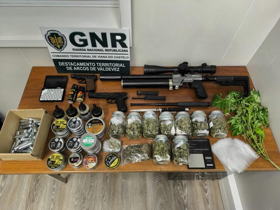 Homem detido por alegado tráfico de droga e posse de armas proibidas