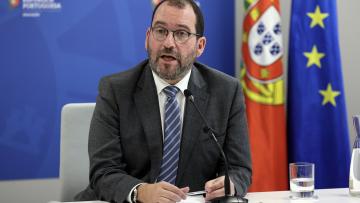 Ministro da Educação recebido por protesto de professores em Famalicão