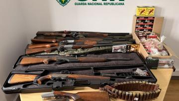 GNR de Vieira do Minho apreende nove armas  de fogo e 837 munições  a indivíduo de 59 anos