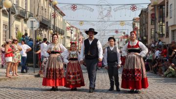 Viana desfilou Trajes de Domingar no arranque da Romaria d’Agonia