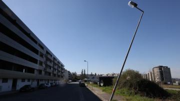 Poste de iluminação em plano inclinado