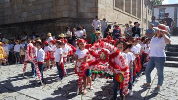 Crianças da Sé “desfilam” alegria e unem comunidade através da tradição das Marchas de Santo António