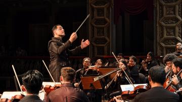 Maestro Filipe Cunha dirige concerto de sucesso no Brasil