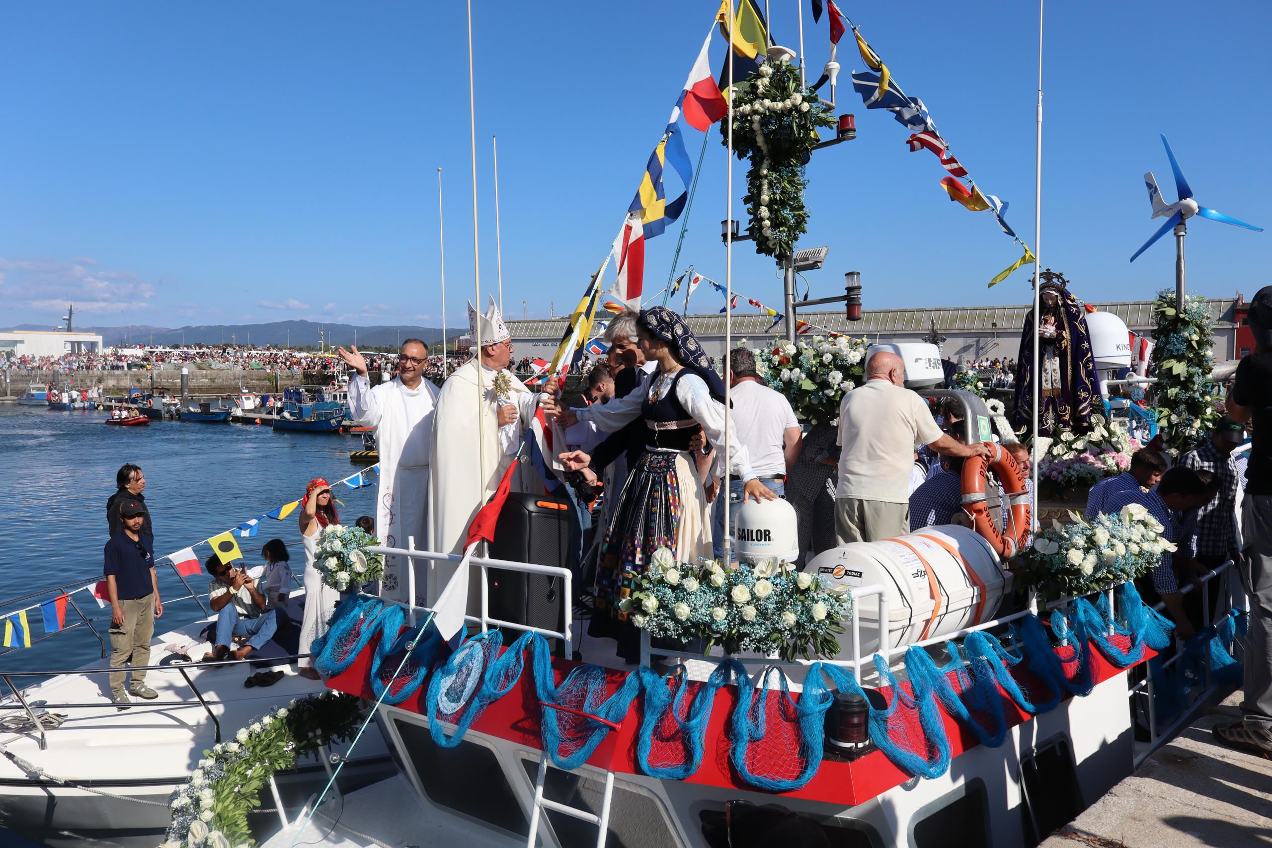 Senhora da Agonia foi ao mar abençoar pescadores de Viana, em momento de fé e moção