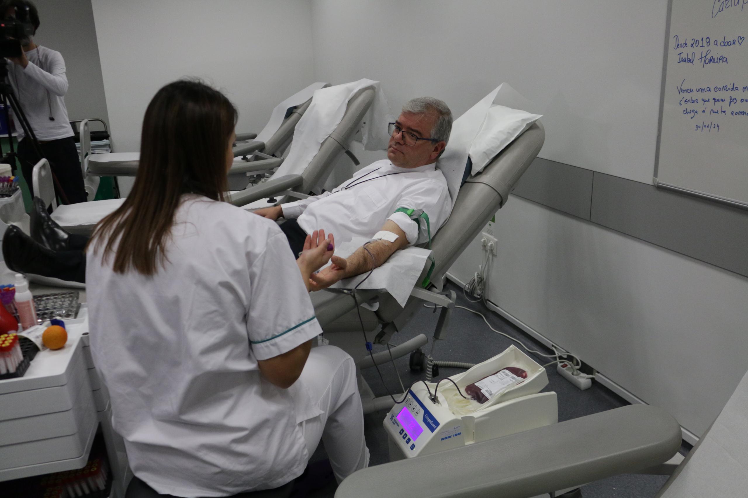 D. José Cordeiro cumpre promessa e fez doação de sangue no Hospital de Braga