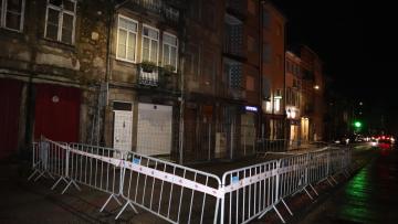 Derrocada de prédio desaloja idosa e corta rua em Braga