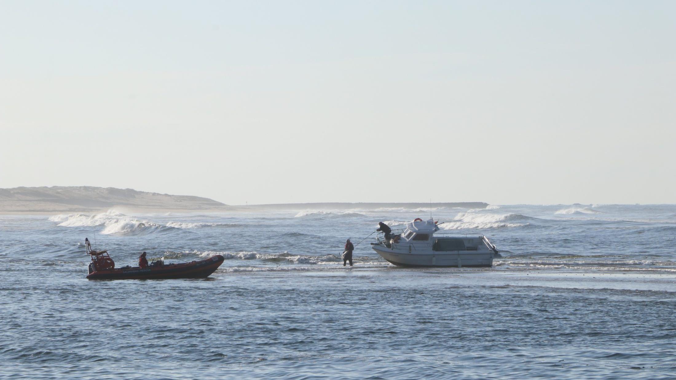 Pescadores descarregam peixe "à mão" no porto de Vila Praia de Âncora