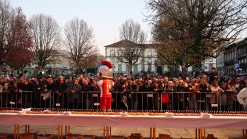 Milhares de bracarenses celebraram à volta do bolo-rei gigante e favaítos