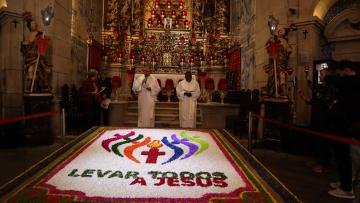 Barcelos floresce em devoção com abertura da Festa das Cruzes