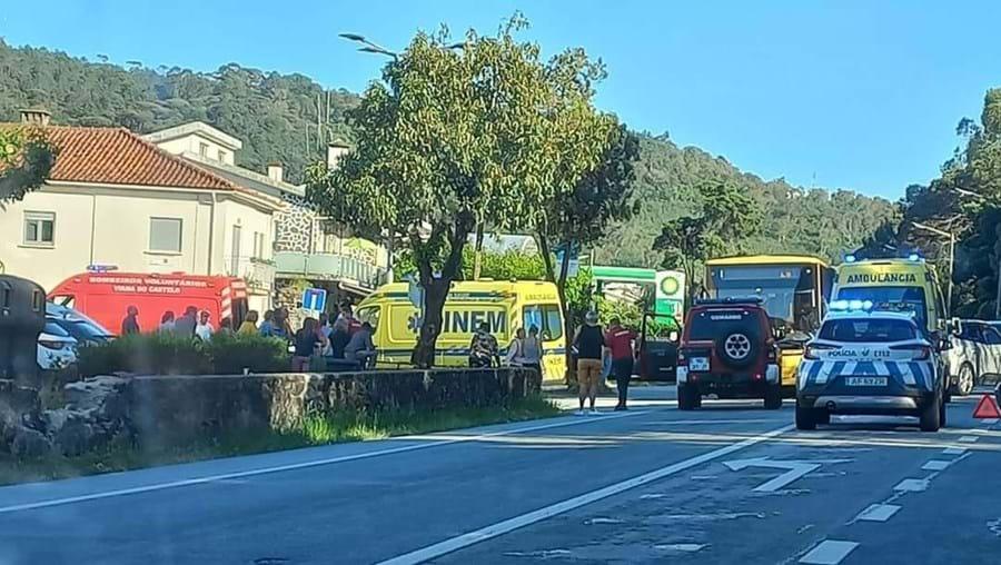 Colisão envolvendo autocarro e táxi fere cinco crianças e um adulto em Viana do Castelo