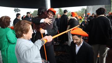 Finalistas da UMinho celebram imposição de insígnias entre emoção, chuva e esperança