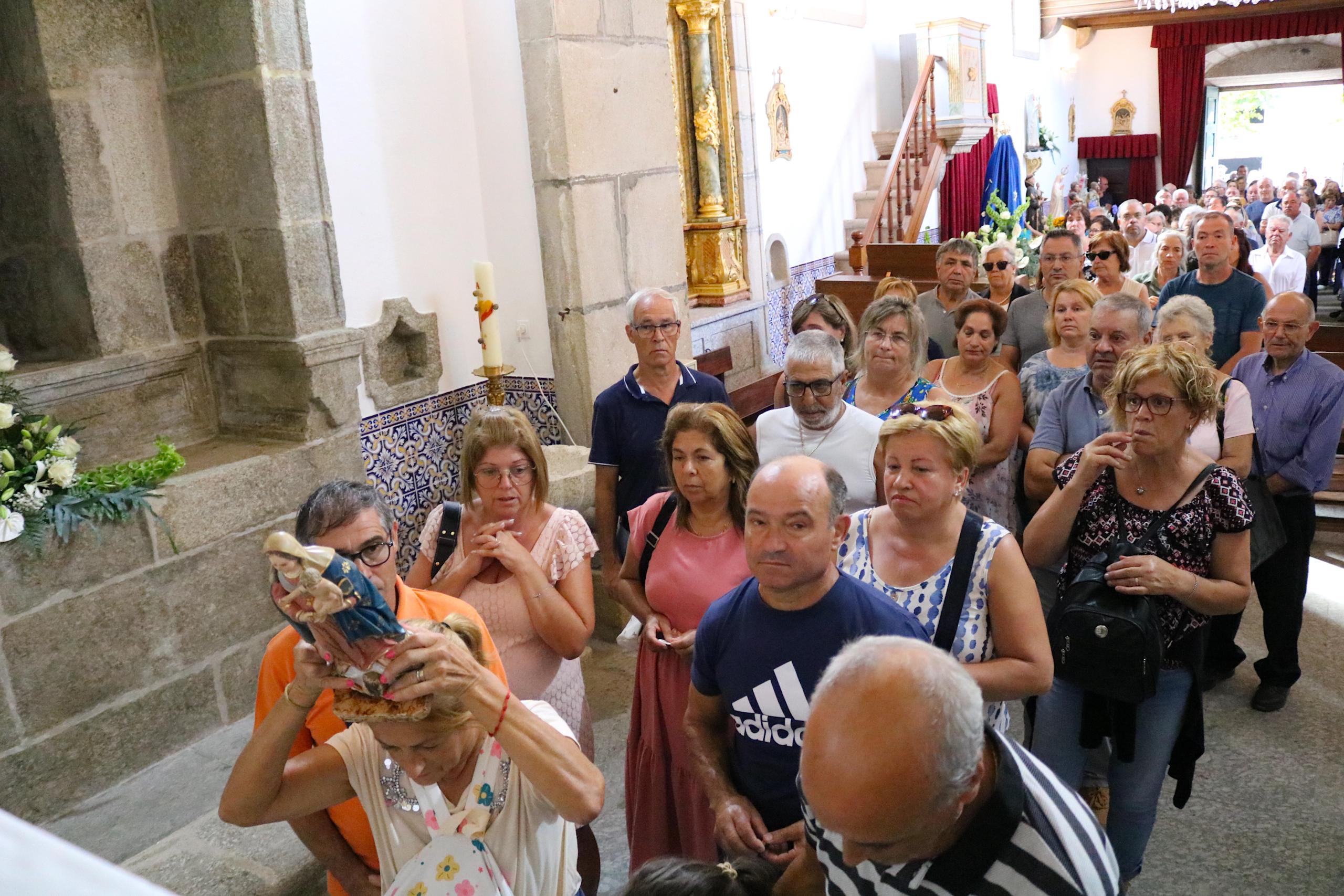 Milhares foram à Lagoa para colocar imagem da Senhora das Neves na cabeça