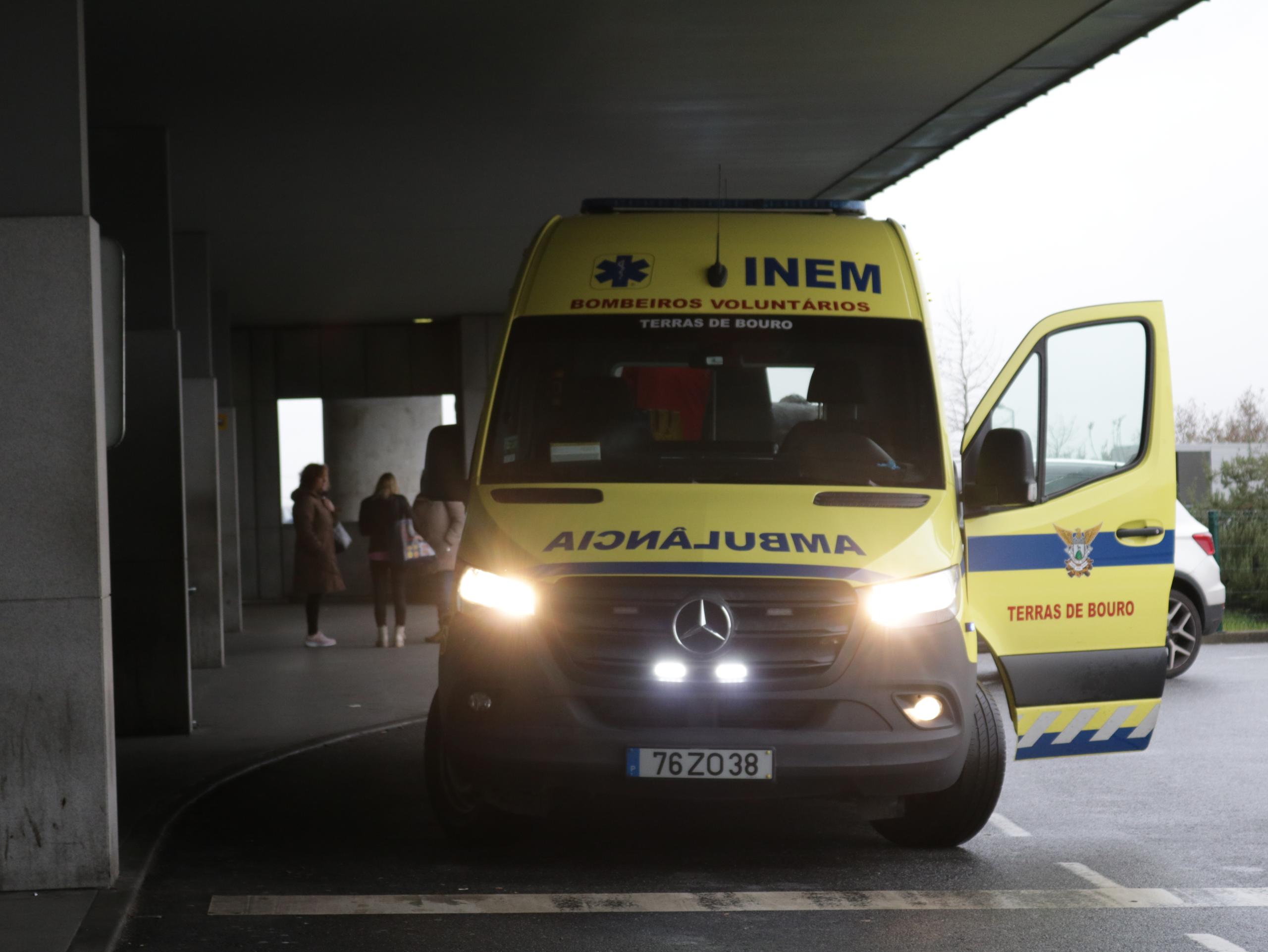 Falta de macas no hospital de Braga compromete socorro dos Bombeiros à população