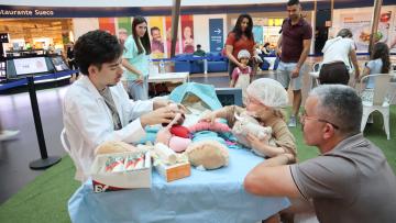 Hospital dos Bonequinhos ajuda crianças a perderem o medo da ‘bata branca’