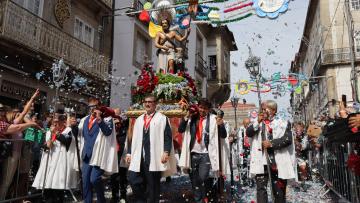 Milhares de pétalas e muita fé  na despedida a São João