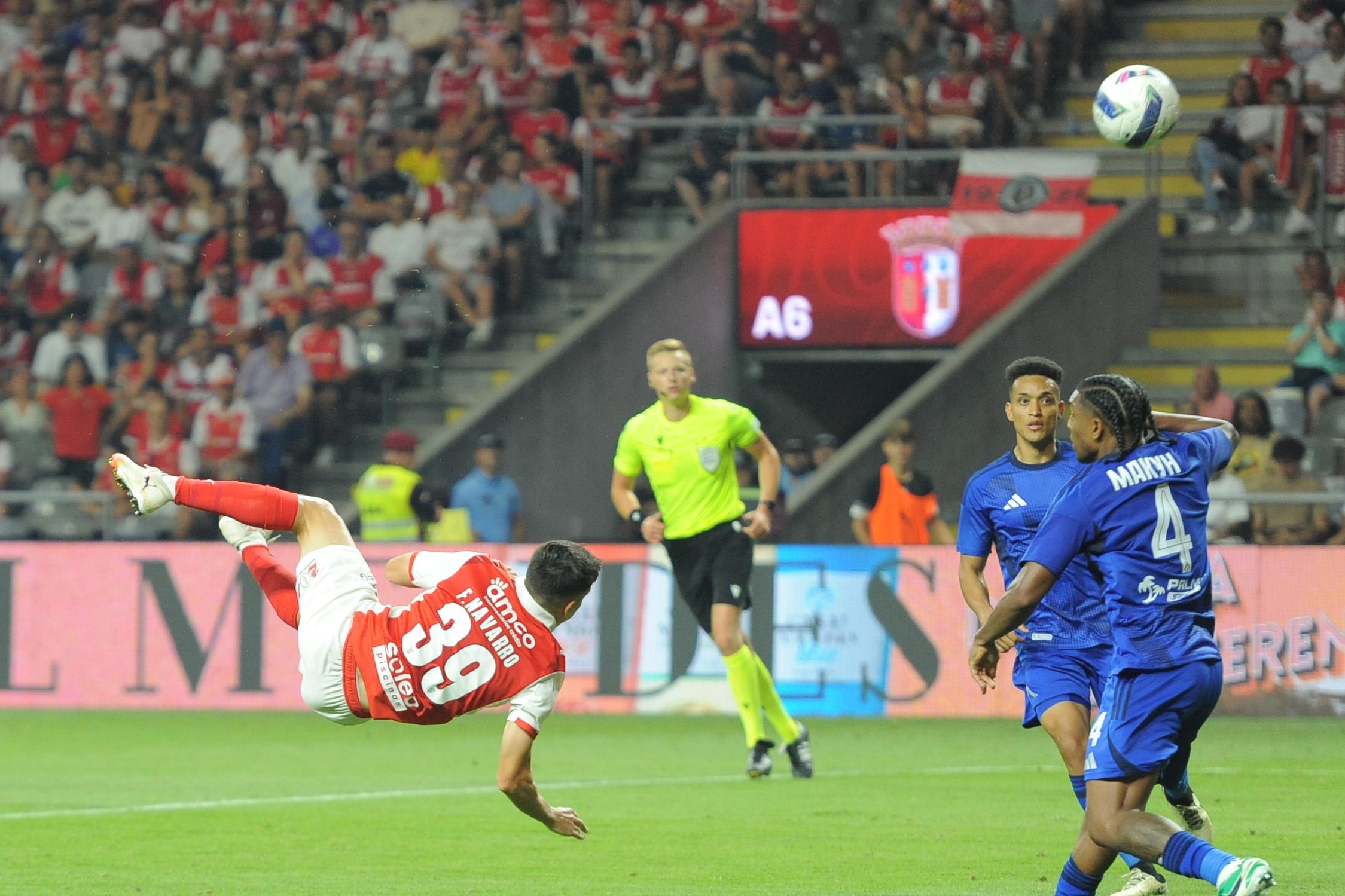 Golaço de Fran Navarro apura SC Braga para terceira pré-eliminatória