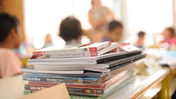 Um psicólogo para cada mil alunos, cheques livro e cartão alimentar fazem parte de novo plano contra pobreza