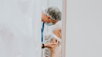 Idosos que optam por não se vacinar contra a gripe evocam desconfiança na vacina