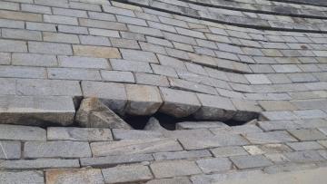 Forte agitação marítima coloca Paredão de Moledo novamente em risco