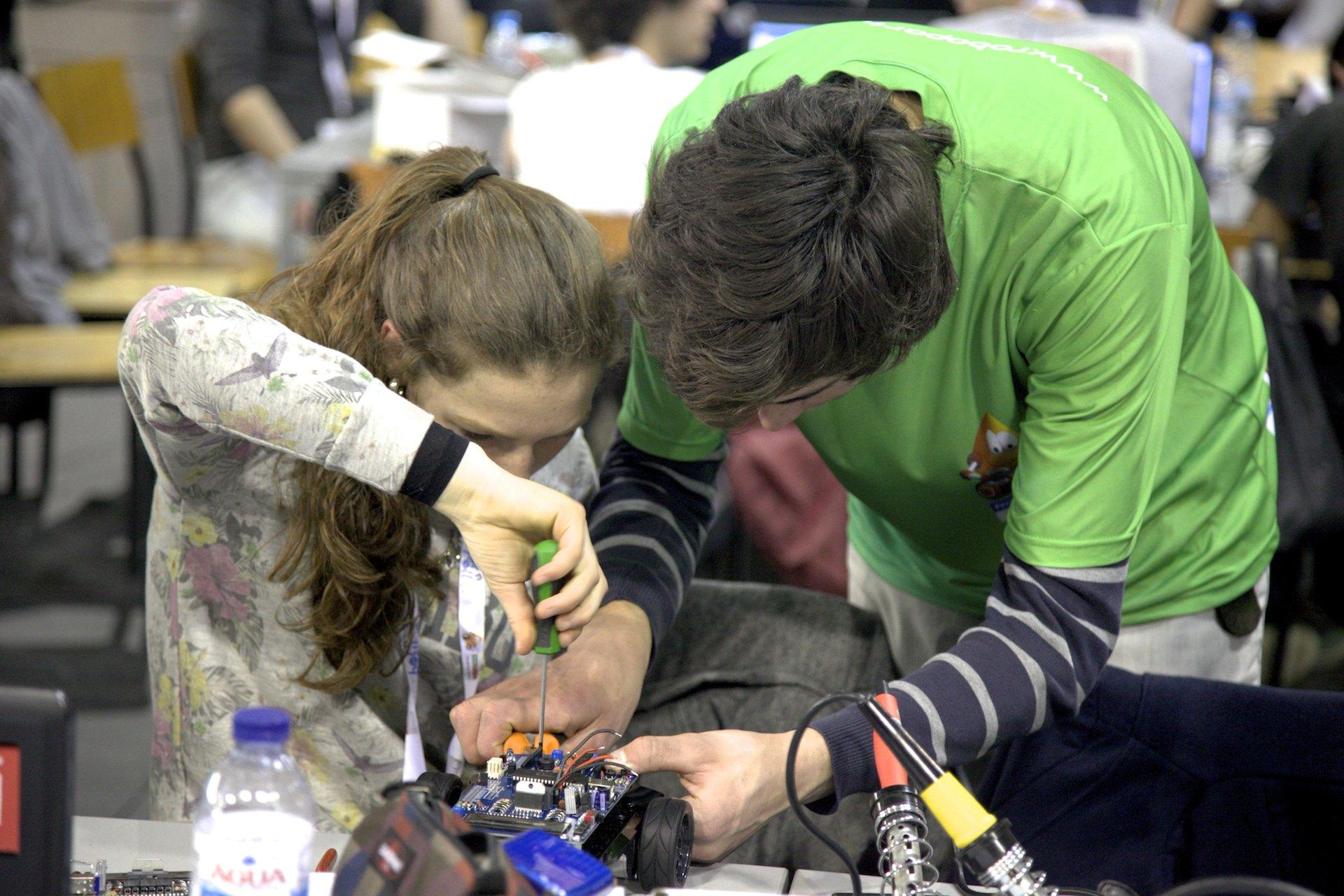 RoboParty ensina mais de 400 jovens a construir e montar robôs