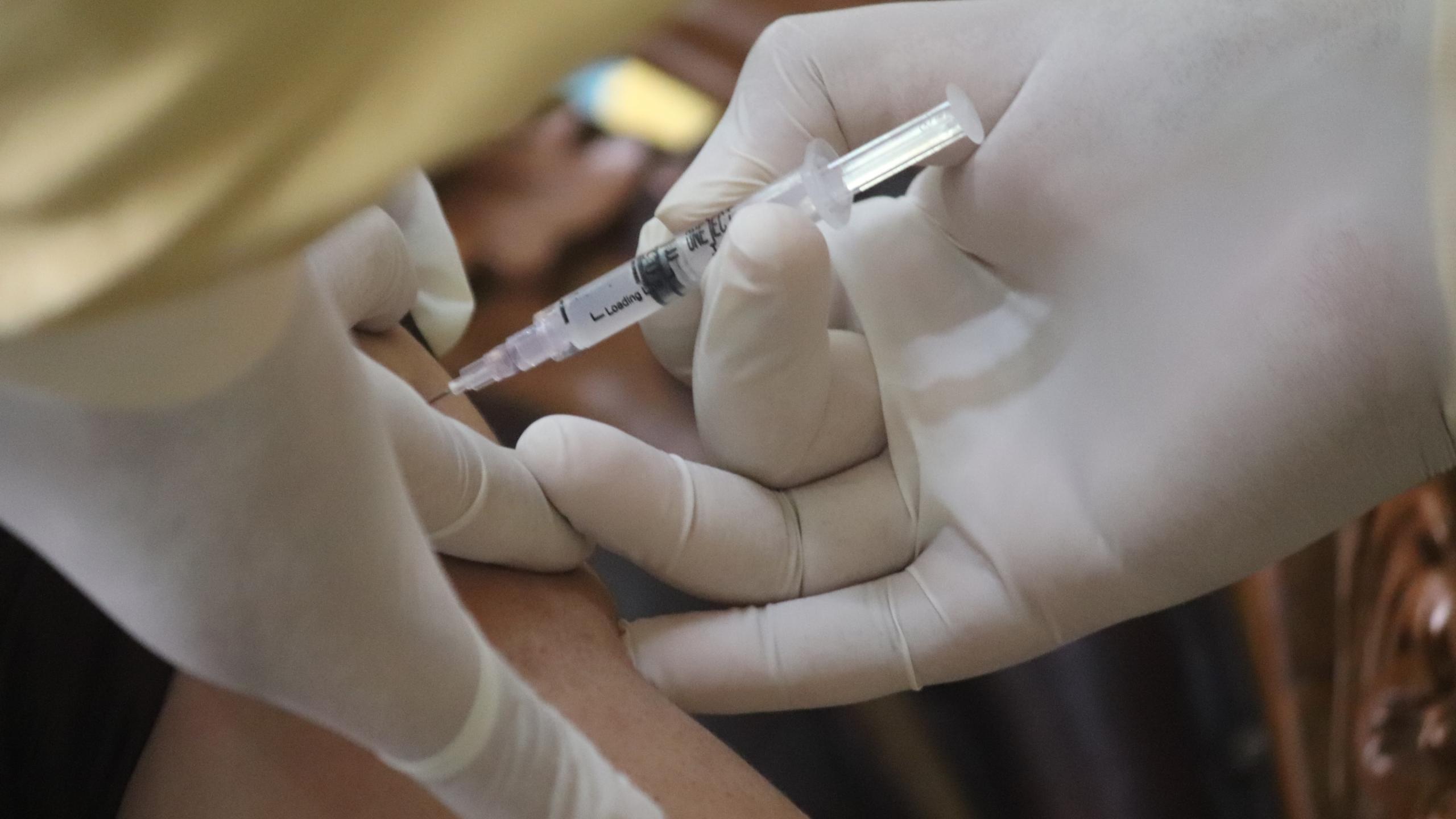 Covid-19: Elevada taxa de vacinação pode evitar entre 21% e 32% de hospitaizações