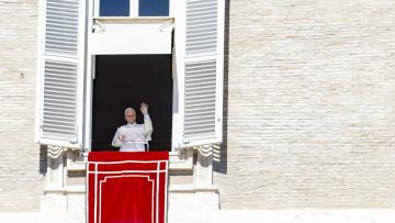 Papa regressa à janela do apartamento pontifício, sob aplauso dos peregrinos