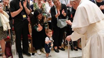 Papa lembra que mexericos sujam as pessoas e «sufocam a sociedade»