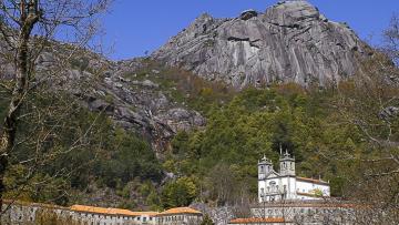 Santuário de Nossa Senhora da Peneda com escola de verão sobre arquitetura tradicional