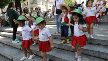 Crianças vestem as cores das festas e dão o arranque para dez dias de intensa animação