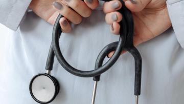 Reunião com sindicatos médicos termina sem acordo, negociações continuam quarta-feira