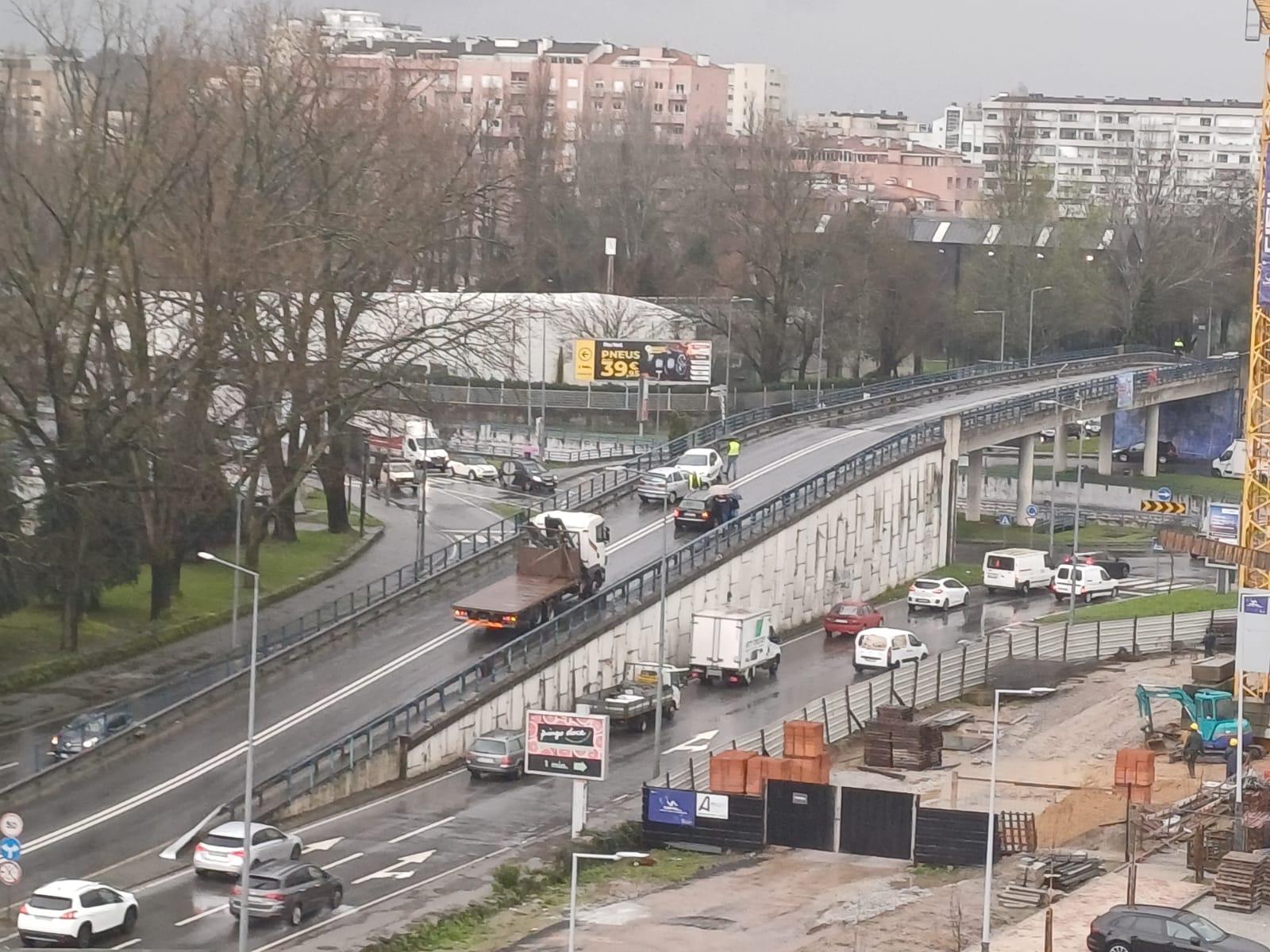 Braga. Acidente na ponte aérea da rodovia causa fortes constrangimentos no trânsito