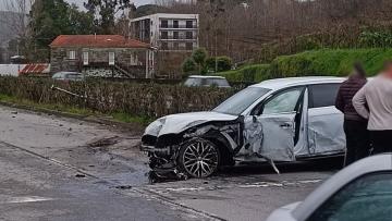 Despista-se sozinho e derruba dois postes na variante do Fojo, em Braga
