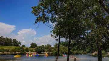 Banhos proibidos na praia fluvial de Adaúfe, Braga, após reações alérgicas de banhistas