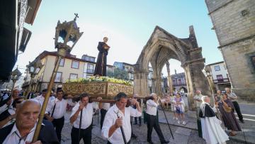 Gualterianas levam multidão às ruas para ver o esplendor religioso
