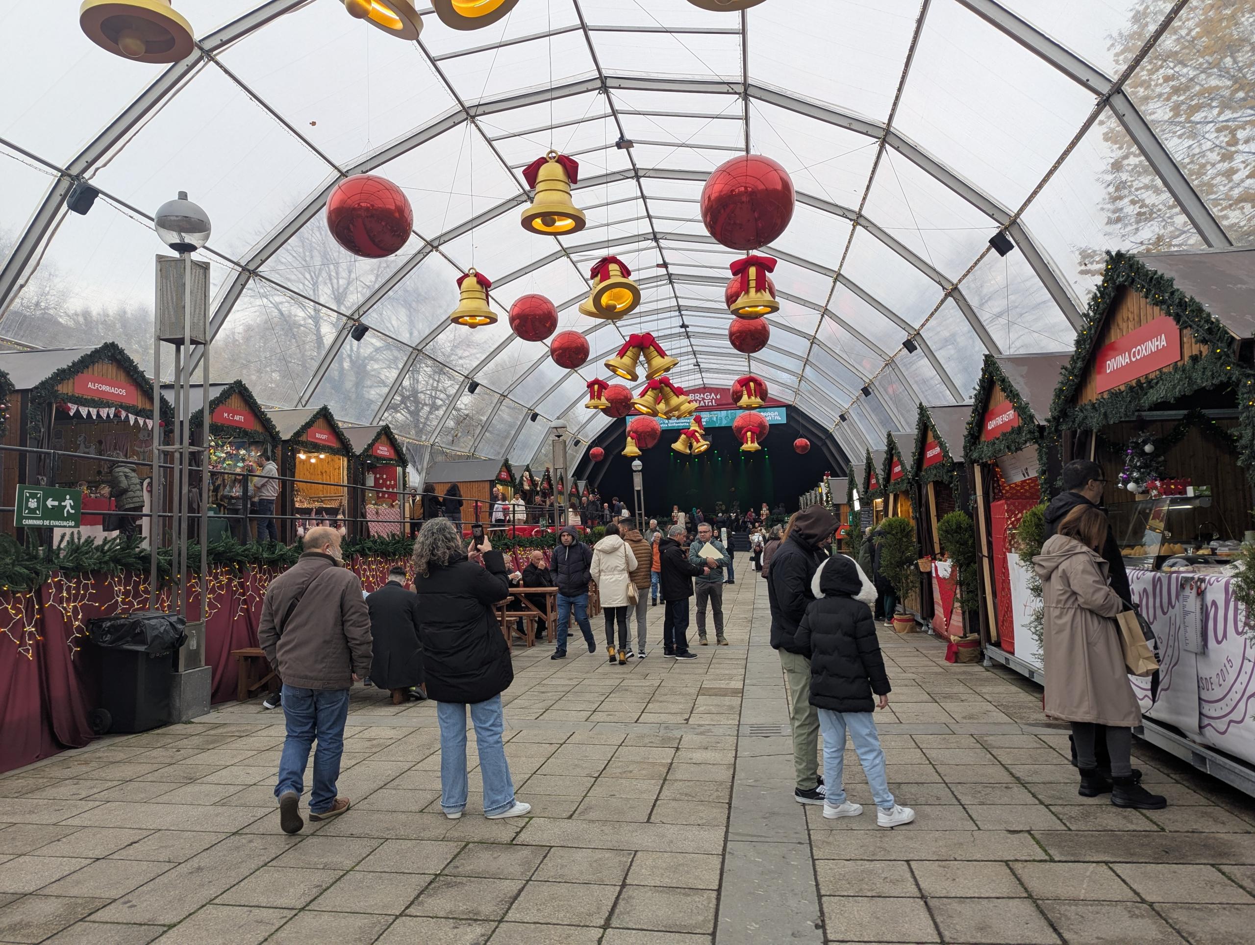 Magia natalícia já se faz sentir em Braga com abertura do Mercado de Natal