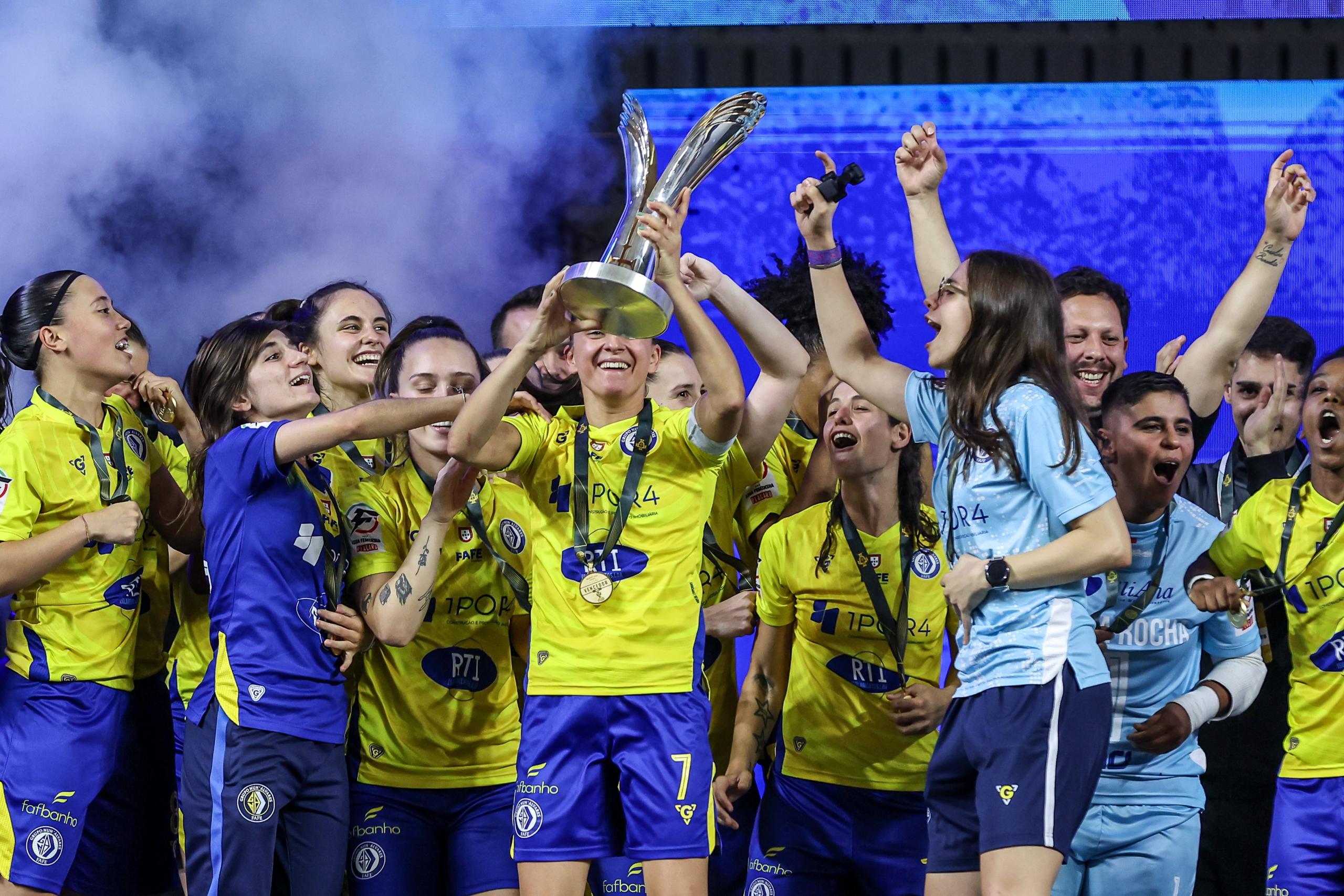 Nun’Álvares junta Supertaça ao título de campeão feminino de futsal