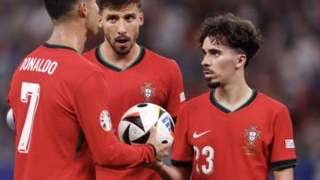Rúben Dias e Vitinha finalistas da Bola de Ouro 2023/24, Ronaldo de fora
