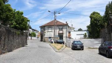 Câmara de Braga reconstrói capela em risco iminente de ruína e desbloqueia rua